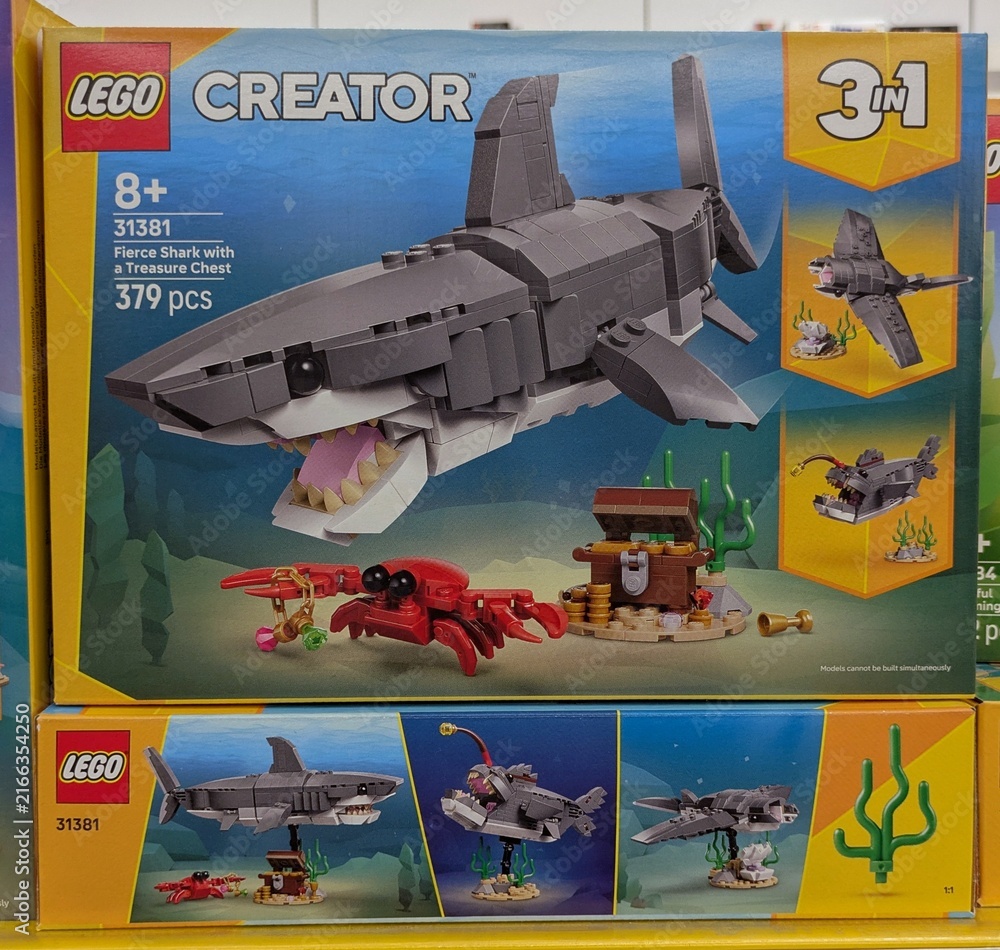 Fototapeta premium Caja de construcción de Lego Creator 3 in 1 Fierce Shark with a Treasure Chest, en una tienda Carrefour, Madrid, España, 8 de junio de 2026