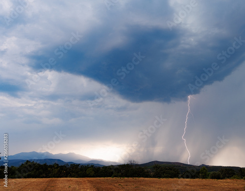Un énorme cumulonimbus décharge la foudre sur le sol des Aspres