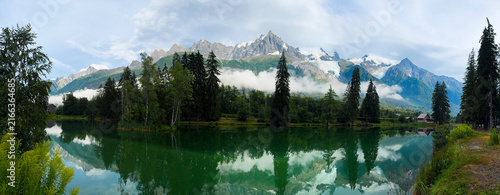 Fotografie Idyllic landscape of Mont Blanc massif reflecting in Lac des Gaillands at Chamon