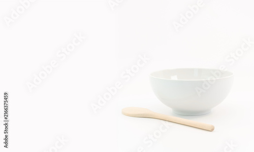 Canvastavla Ciotola in ceramica bianca e cucchiai in legno da cucina in primo piano su uno s