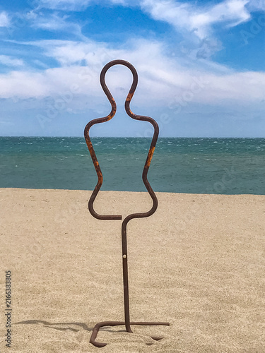 Foto Mannequin en metal posé sur le sable de la plage