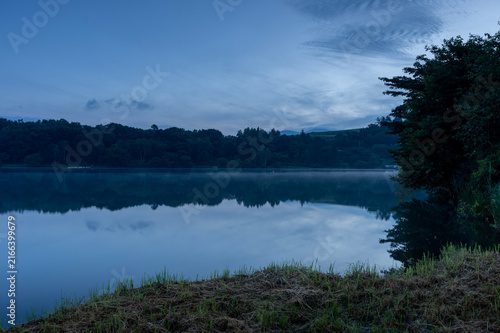 Konstfotografi 日の出直前の青いグラデーションとバラギ湖の静穏な水鏡