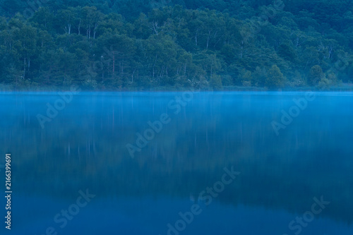 Konstfotografi 日の出直前の青いバラギ湖の静穏な風景