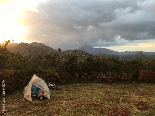 Фотография Bivouac automnal dans un champ,  dans les Pyrénées, lors d'une randonnée à vélo,