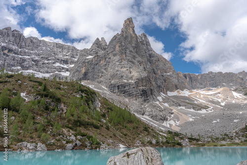 Fotografie Lago Sorapiss turquoise water reflecting Dolomite mountains