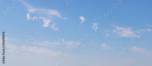 Fotografía Serene bright blue sky background featuring scattered soft white clouds and a smooth clear gradient, perfect for versatile nature-themed design projects and digital backdrops