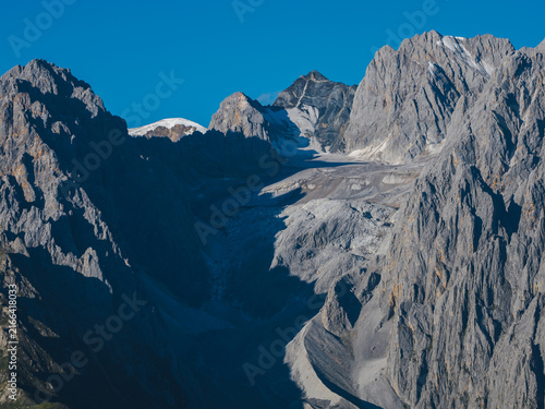 Canvas Print Landscape with rocky ridges and snowcapped mountains