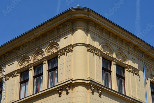 Cuadro en lienzo Ornate decorative elements and classical reliefs adorn the upper corner windows