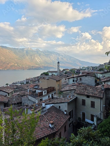 Foto Blooming bougainvillea on traditional houses in Limone sul Garda, Italy