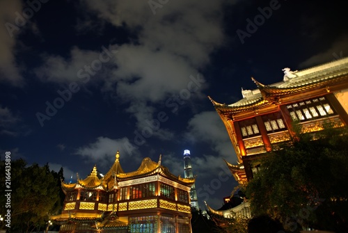 Canvas Print Traditional Chinese temple buildings illuminated with warm lights at night with