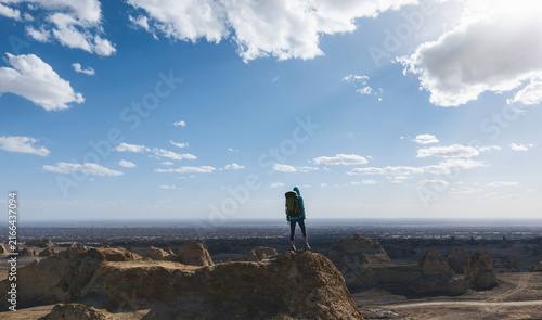 Obraz na płótnie Successful female backpacker feel free on desert hill top