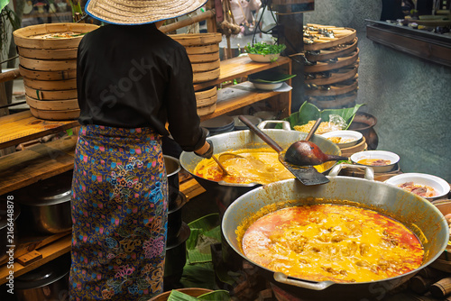 Foto The famous Khao Soi Yukkamai restaurant at Baan Kang Wat,Chiang Mai, Thailand  An open air Northern Thai restaurant at Baan Kang Wat, featuring bamboo décor, perfect for lunch in Chiang Mai Thailand