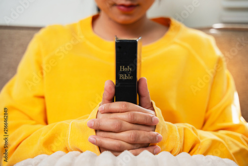 Quadro su tela A Christian woman prays to God for blessings when facing life crises, asking for a better life