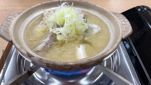 ガスコンロで温める土鍋に入ったアラ汁