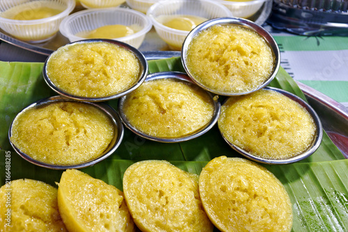 Obraz na plátně Traditional Vietnamese banh bo thot not, palm sugar honeycomb cake, served deliciously on fresh banana leaves