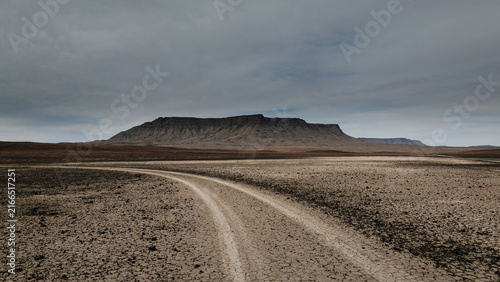 Canvastavla track in the desert leading to table mountain in the karoo
