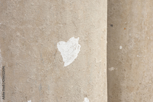 Foto Beige concrete column texture, close-up of curved cement surface with white paint smear, rough architectural detail background