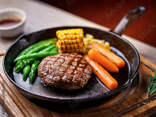 ステーキと野菜のプレート