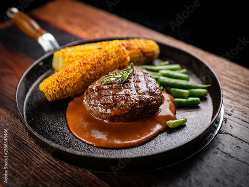 ステーキと焼きトウモロコシ、グリーンビーンズの豪華な盛り付け