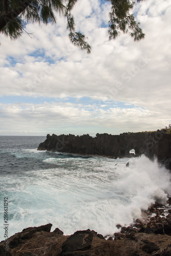 Paysage du Cap Méchant à La Réunion. Vue sur une falaise de pierre noire et de mer déchainée. Vue sur l'Océan Indien. Littoral réunionnais. 
