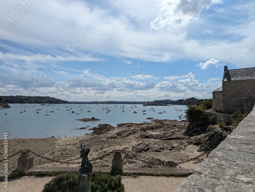 Foto Vue sur la baie de Solidor et les bateaux au mouillage à Saint-Malo en Bretagne