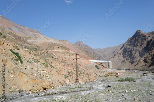 Fotografie environmentally unfriendly gold mining in the mountainous landscape