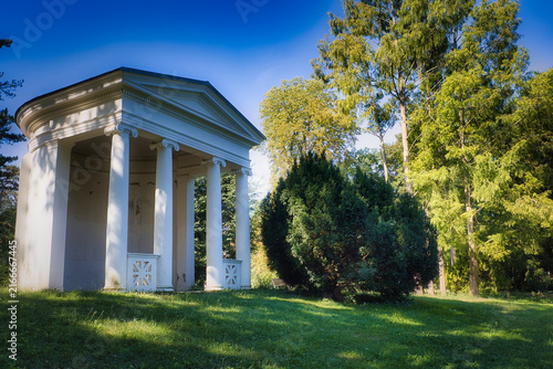 Historischer Antentempel im agra-Park umgeben von Bäumen und Grünanlagen bei Sonnenschein, Markkleeberg, Landkreis Leipzig, Sachsen, Deutschland