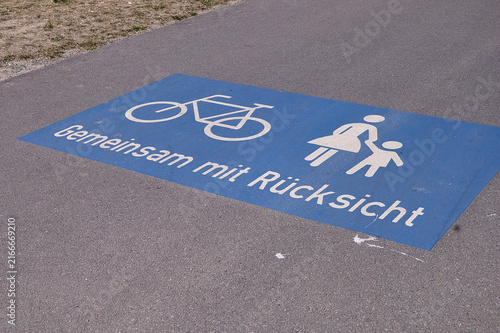 Piktogramm auf einem Weg mit der Aufschrift Gemeinsam mit Rücksicht, Fahrrad- und Fußgängersymbol, Rad- und Gehweg, Landkreis Leipzig, Sachsen, Deutschland