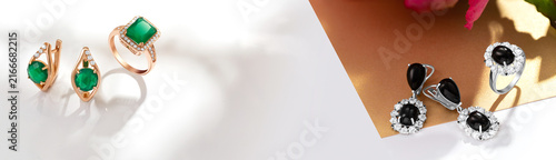Fotografie A Stunning Display of Elegant Jewelry Featuring Green and Black Stone Earrings a