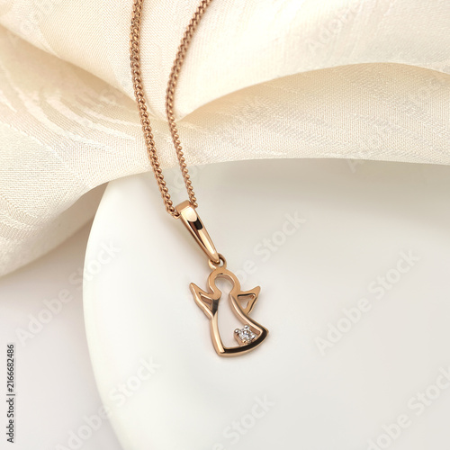 Obraz na plátne Elegant Rose Gold Necklace Featuring a Delicate Angel Pendant with a Sparkling D