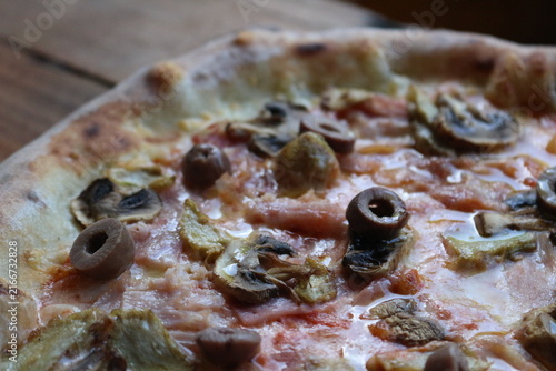 Cuadro en lienzo Pizza artesanal com queijo derretido, cogumelos e azeitonas