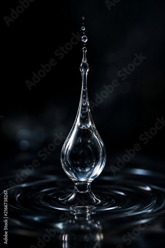 High-Speed Water Drop Splash Sculpting Liquid Crown and Ripples on Dark Background