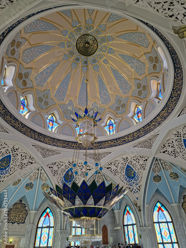 Foto The ceiling vault is a dome with a geometric ornament in beige and blue tones, d