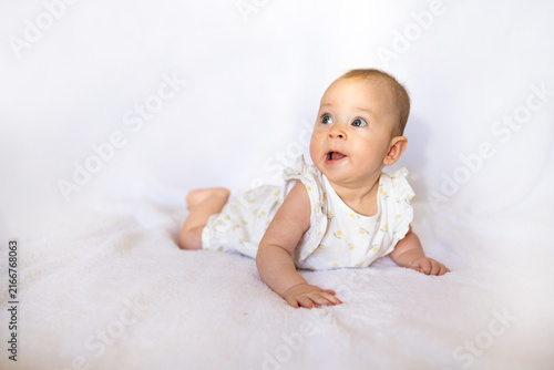 Cuadro en lienzo Baby girl in white sunny bedroom