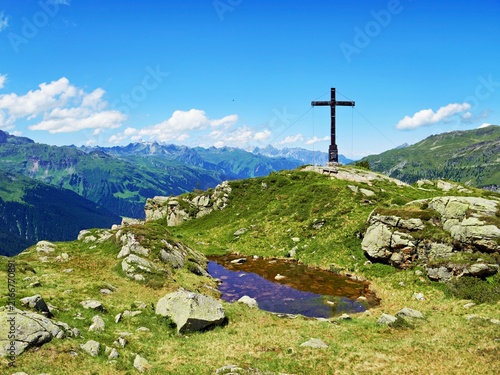 Фотография Gipfelkreuz auf der Breitspitze mit Tümpel und Alpenpanorama