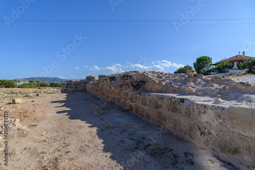 Fotografía Long ashlar course of the Hexamilion wall running across the Isthmus of Corinth,
