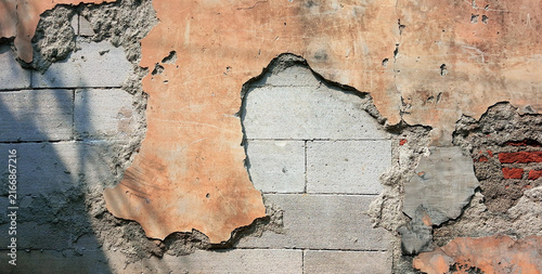Cuadro en lienzo Peeling plaster walls reveal the texture of concrete blocks and brickwork
