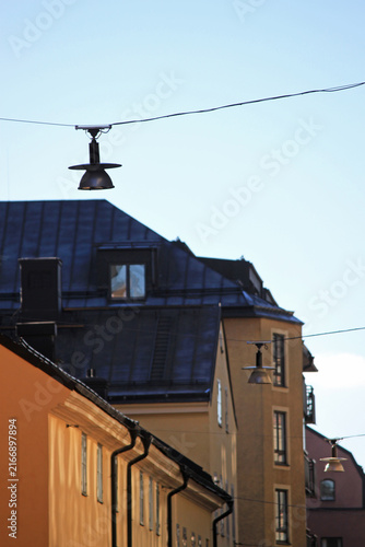 Foto Suspended Street Lanterns along Historic Residential Rooflines in Sodermalm Stoc