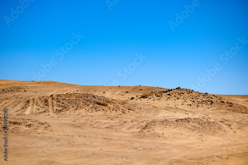 Quadro su tela Scenic desert landscape with sandy dunes and bright blue sky