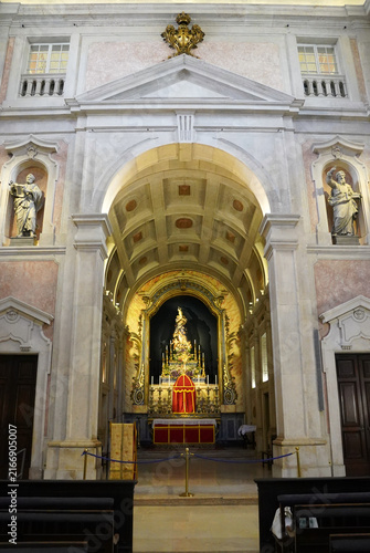 Foto A grand marble triumphal arch with carved saint niches frames the illuminated go