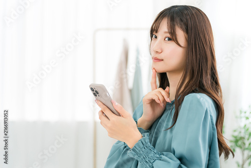 Canvastavla Young Asian businesswomen using smartphones in the office/workplace