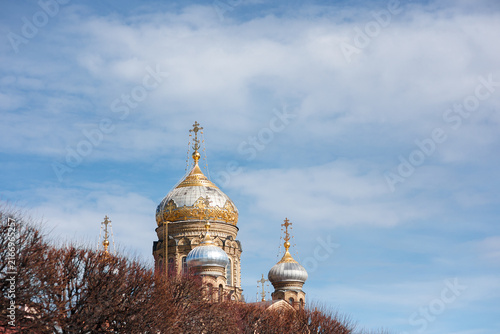 Canvas Print Golden and silver domes of the Assumption Church in Saint Petersburg, topped wit
