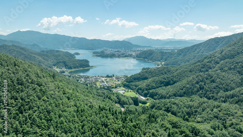 Obraz na płótnie 森林に囲まれた湖と山々を見下ろす空撮風景