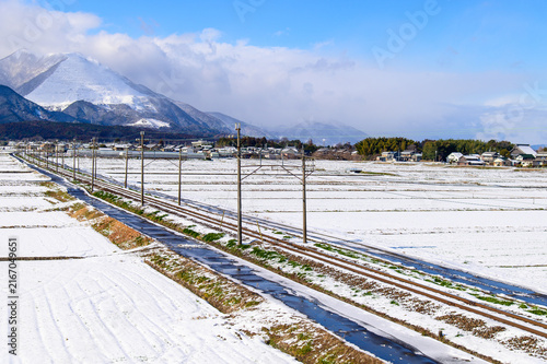 雪晴れのとても美しい田舎の景色A stunningly beautiful countryside landscape after the snow, under clear skies