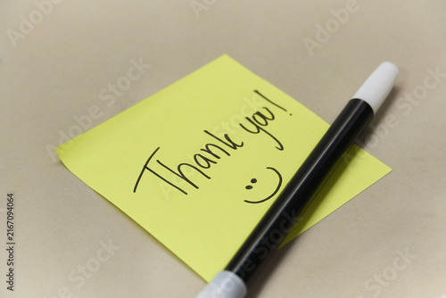 Canvastavla Handwritten Thank You text and smiley face on yellow sticky note with marker pen