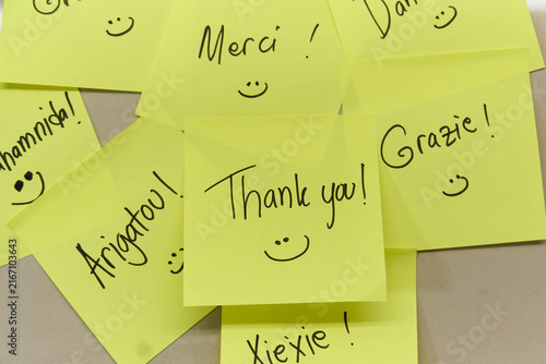 Cuadro en lienzo Thank you concept written in different languages on yellow sticky notes