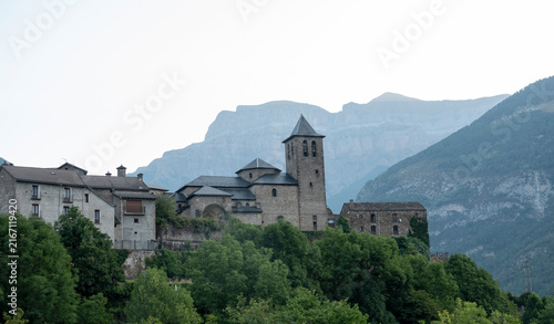Quadro su tela Church of San Salvador in Torla with Mondarruego mountain, Huesca, Spain