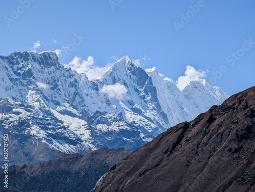 Fotografie Majestic snow-capped peaks of the Himalayas in Nepal, showcasing the grandeur of