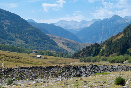 Senderismo por el valle de Aran. Paisaje alpino precioso con picos de los pirineos de fondo. 