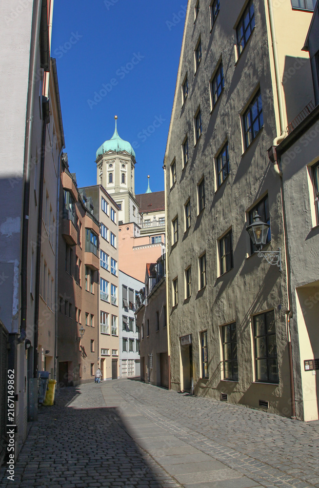 Obraz premium Stadtbummel durch die romatische Altstadt in Augsburg mit ihren verträumten Gassen, alten Häusern und Kanälen. Augsburg, Schwaben, Bayern, Deutschland, Europa. 